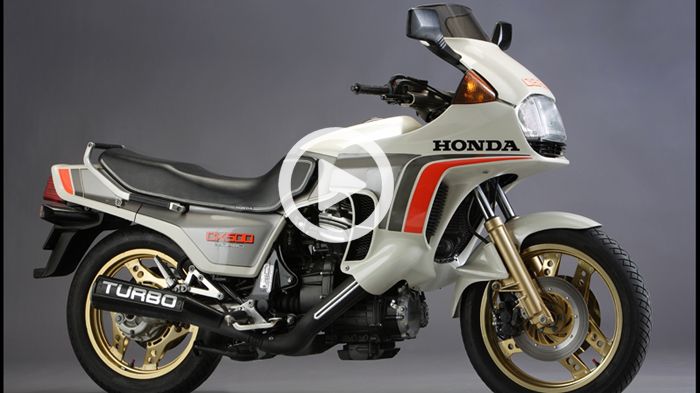 Φανταστείτε το 1982 μια μοτοσυκλέτα με αυτή την εμφάνιση, ψεκαστή και τουρμπάτη.